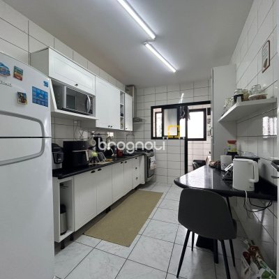 Apartamento com 75m², 2 quartos (sendo 1 suíte), 1 garagem, no bairro Estreito em Florianópolis