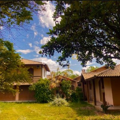 Casa com 362m², 4 quartos (sendo 4 suítes), 2 garagens, no bairro Campeche em Florianópolis