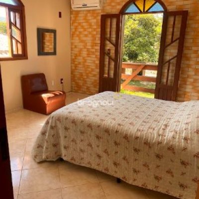 Casa com 362m², 4 quartos (sendo 4 suítes), 2 garagens, no bairro Campeche em Florianópolis