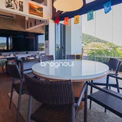 Cobertura com 132m², 3 quartos (sendo 3 suítes), 2 garagens, no bairro Lagoa da Conceição em Florianópolis