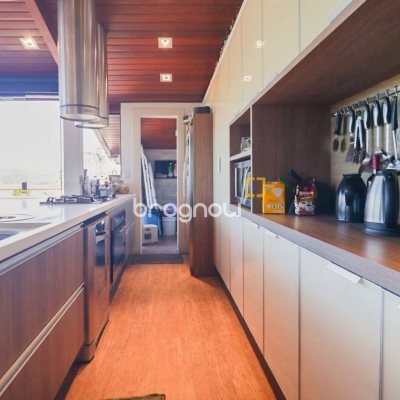 Cobertura com 132m², 3 quartos (sendo 3 suítes), 2 garagens, no bairro Lagoa da Conceição em Florianópolis