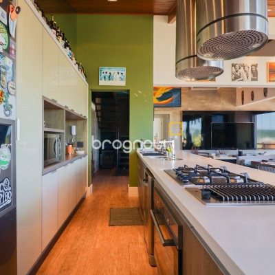 Cobertura com 132m², 3 quartos (sendo 3 suítes), 2 garagens, no bairro Lagoa da Conceição em Florianópolis