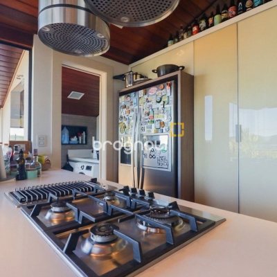 Cobertura com 132m², 3 quartos (sendo 3 suítes), 2 garagens, no bairro Lagoa da Conceição em Florianópolis