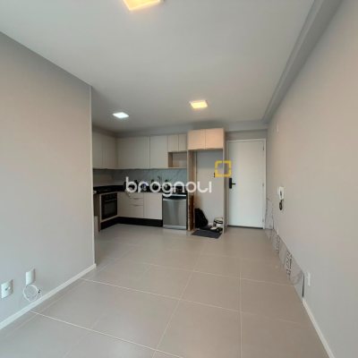 Apartamento com 53m², 2 quartos (sendo 1 suíte), 1 garagem, no bairro Ipiranga em São José