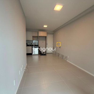 Apartamento com 53m², 2 quartos (sendo 1 suíte), 1 garagem, no bairro Ipiranga em São José