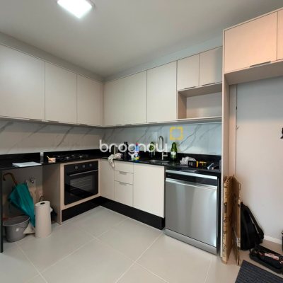 Apartamento com 53m², 2 quartos (sendo 1 suíte), 1 garagem, no bairro Ipiranga em São José