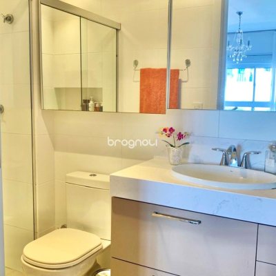 Apartamento com 73m², 2 quartos (sendo 1 suíte), 2 garagens, no bairro Agronômica em Florianópolis