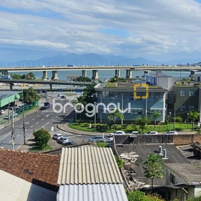 Apartamento com 154m², 3 quartos (sendo 1 suíte), 3 garagens, no bairro Centro em Florianópolis