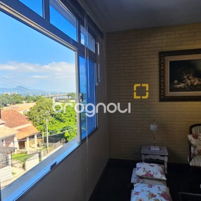 Apartamento com 154m², 3 quartos (sendo 1 suíte), 3 garagens, no bairro Centro em Florianópolis