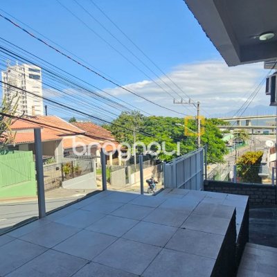 Apartamento com 154m², 3 quartos (sendo 1 suíte), 3 garagens, no bairro Centro em Florianópolis