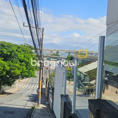 Apartamento com 154m², 3 quartos (sendo 1 suíte), 3 garagens, no bairro Centro em Florianópolis