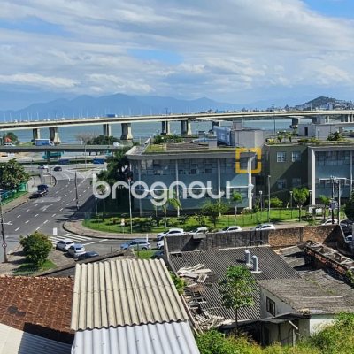 Apartamento com 154m², 3 quartos (sendo 1 suíte), 3 garagens, no bairro Centro em Florianópolis