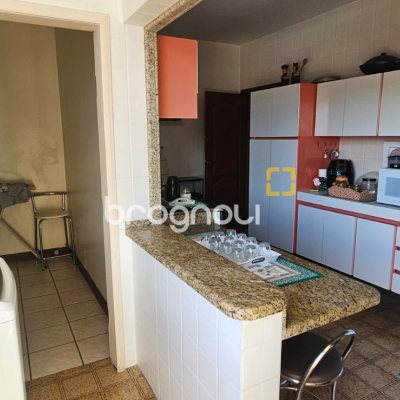 Apartamento com 154m², 3 quartos (sendo 1 suíte), 3 garagens, no bairro Centro em Florianópolis