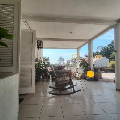 Casa com 86m², 2 quartos (sendo 1 suíte), 3 garagens, no bairro Agronômica em Florianópolis