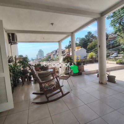 Casa com 86m², 2 quartos (sendo 1 suíte), 3 garagens, no bairro Agronômica em Florianópolis