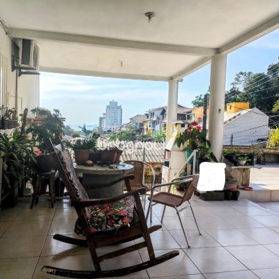 Casa com 86m², 2 quartos (sendo 1 suíte), 3 garagens, no bairro Agronômica em Florianópolis