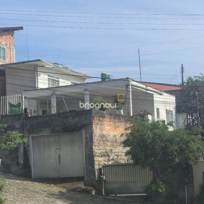 Casa com 86m², 2 quartos (sendo 1 suíte), 3 garagens, no bairro Agronômica em Florianópolis