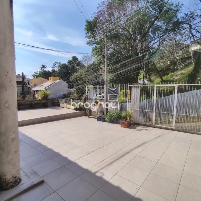 Casa com 86m², 2 quartos (sendo 1 suíte), 3 garagens, no bairro Agronômica em Florianópolis