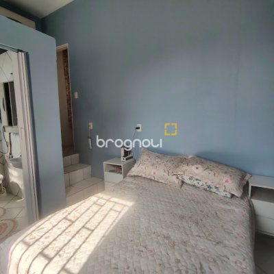 Casa com 86m², 2 quartos (sendo 1 suíte), 3 garagens, no bairro Agronômica em Florianópolis