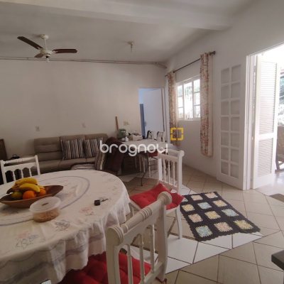 Casa com 86m², 2 quartos (sendo 1 suíte), 3 garagens, no bairro Agronômica em Florianópolis
