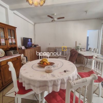 Casa com 86m², 2 quartos (sendo 1 suíte), 3 garagens, no bairro Agronômica em Florianópolis