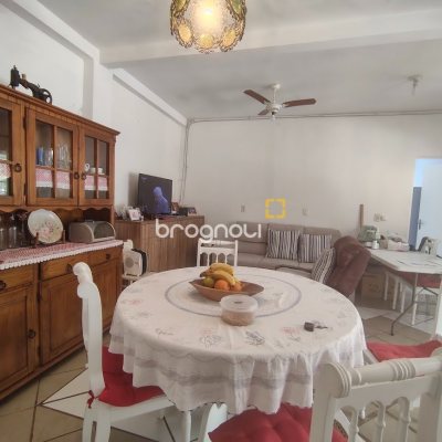 Casa com 86m², 2 quartos (sendo 1 suíte), 3 garagens, no bairro Agronômica em Florianópolis
