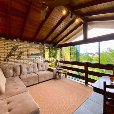 Casa com 250m², 5 quartos (sendo 1 suíte), 3 garagens, no bairro Lagoa da Conceição em Florianópolis
