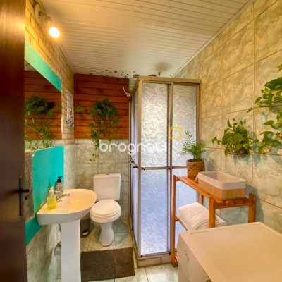 Casa com 250m², 5 quartos (sendo 1 suíte), 3 garagens, no bairro Lagoa da Conceição em Florianópolis