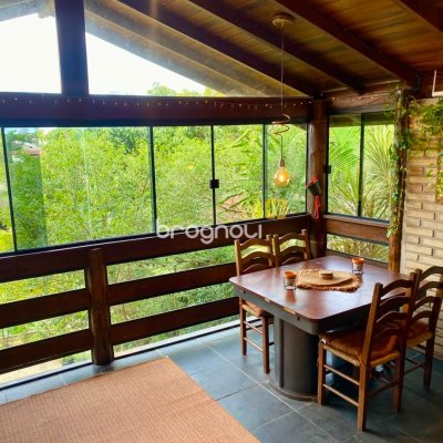 Casa com 250m², 5 quartos (sendo 1 suíte), 3 garagens, no bairro Lagoa da Conceição em Florianópolis