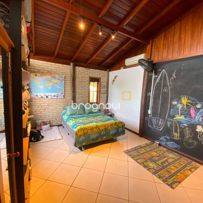 Casa com 250m², 5 quartos (sendo 1 suíte), 3 garagens, no bairro Lagoa da Conceição em Florianópolis