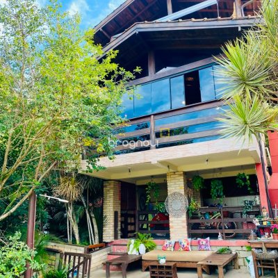 Casa com 250m², 5 quartos (sendo 1 suíte), 3 garagens, no bairro Lagoa da Conceição em Florianópolis
