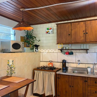 Casa com 250m², 5 quartos (sendo 1 suíte), 3 garagens, no bairro Lagoa da Conceição em Florianópolis