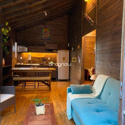 Casa com 250m², 5 quartos (sendo 1 suíte), 3 garagens, no bairro Lagoa da Conceição em Florianópolis