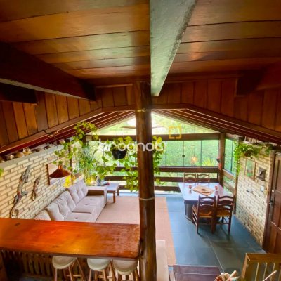 Casa com 250m², 5 quartos (sendo 1 suíte), 3 garagens, no bairro Lagoa da Conceição em Florianópolis