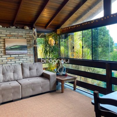 Casa com 250m², 5 quartos (sendo 1 suíte), 3 garagens, no bairro Lagoa da Conceição em Florianópolis