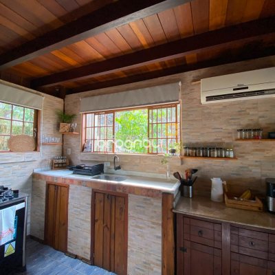 Casa com 250m², 5 quartos (sendo 1 suíte), 3 garagens, no bairro Lagoa da Conceição em Florianópolis