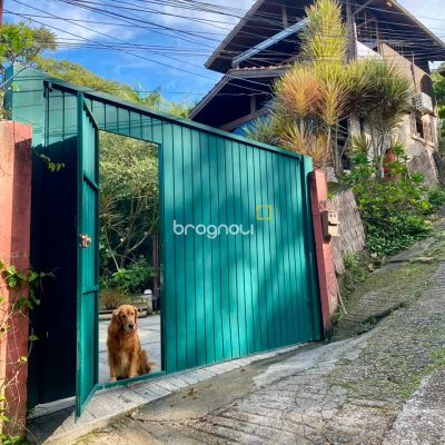 Casa com 250m², 5 quartos (sendo 1 suíte), 3 garagens, no bairro Lagoa da Conceição em Florianópolis