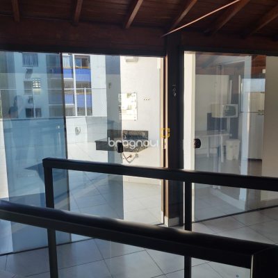 Cobertura com 83m², 3 quartos (sendo 1 suíte), 1 garagem, no bairro Carvoeira em Florianópolis
