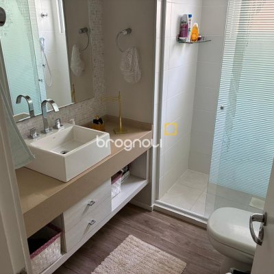 Apartamento com 93m², 2 quartos (sendo 2 suítes), 2 garagens, no bairro Agronômica em Florianópolis