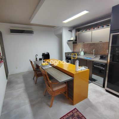Apartamento com 93m², 2 quartos (sendo 2 suítes), 2 garagens, no bairro Agronômica em Florianópolis
