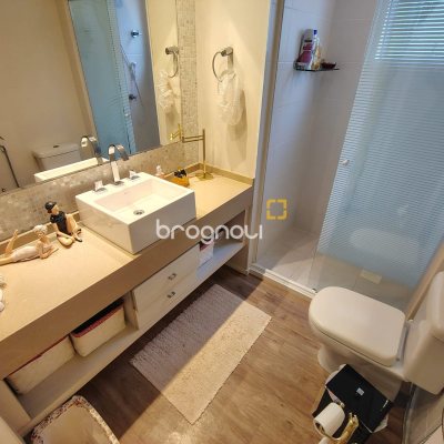 Apartamento com 93m², 2 quartos (sendo 2 suítes), 2 garagens, no bairro Agronômica em Florianópolis