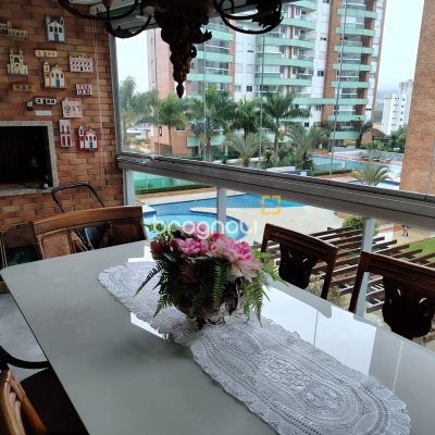 Apartamento com 93m², 2 quartos (sendo 2 suítes), 2 garagens, no bairro Agronômica em Florianópolis