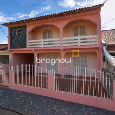 Casa com 310m², 3 quartos (sendo 1 suíte), 1 garagem, no bairro Balneário em Florianópolis
