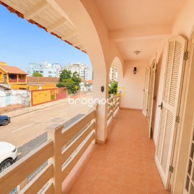Casa com 310m², 3 quartos (sendo 1 suíte), 1 garagem, no bairro Balneário em Florianópolis