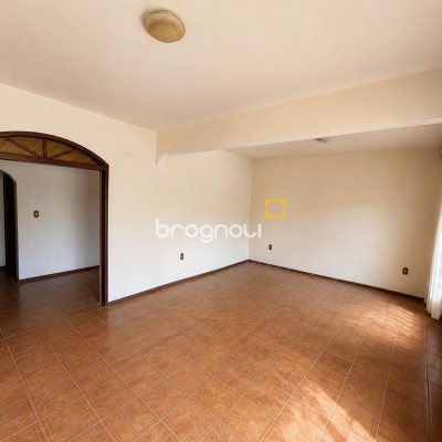 Casa com 310m², 3 quartos (sendo 1 suíte), 1 garagem, no bairro Balneário em Florianópolis