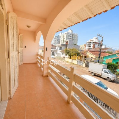 Casa com 310m², 3 quartos (sendo 1 suíte), 1 garagem, no bairro Balneário em Florianópolis