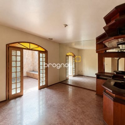 Casa com 310m², 3 quartos (sendo 1 suíte), 1 garagem, no bairro Balneário em Florianópolis