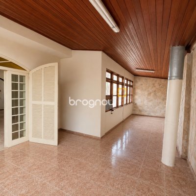 Casa com 310m², 3 quartos (sendo 1 suíte), 1 garagem, no bairro Balneário em Florianópolis