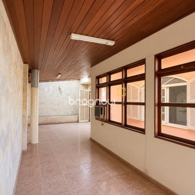 Casa com 310m², 3 quartos (sendo 1 suíte), 1 garagem, no bairro Balneário em Florianópolis