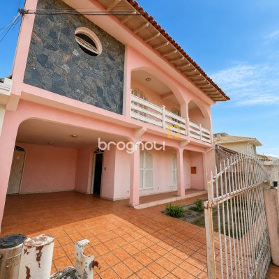 Casa com 310m², 3 quartos (sendo 1 suíte), 1 garagem, no bairro Balneário em Florianópolis